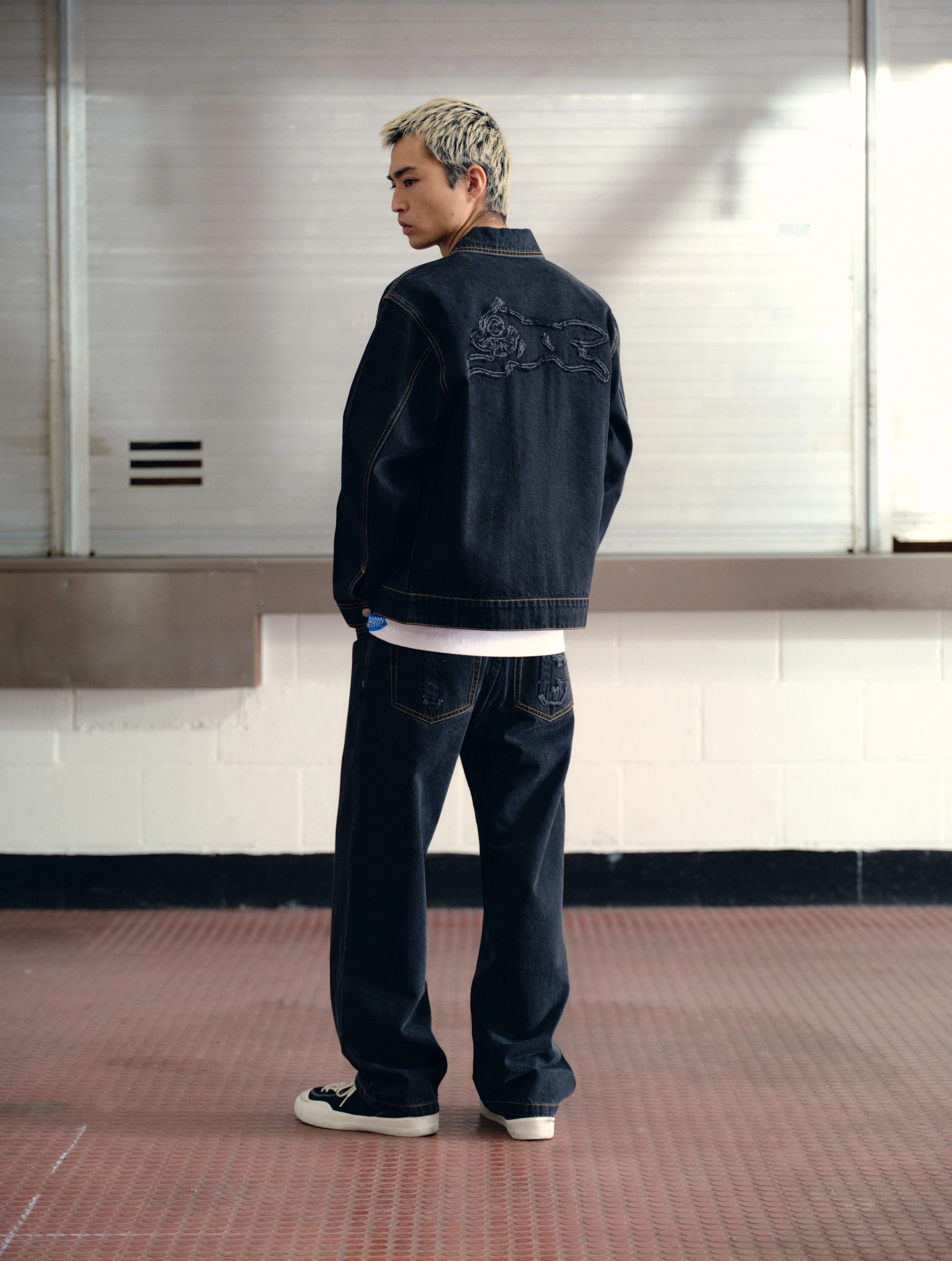APPLIQUE RUNNING DOG DOUBLE SCOOP DENIM PANTS - BLACK - Image 3