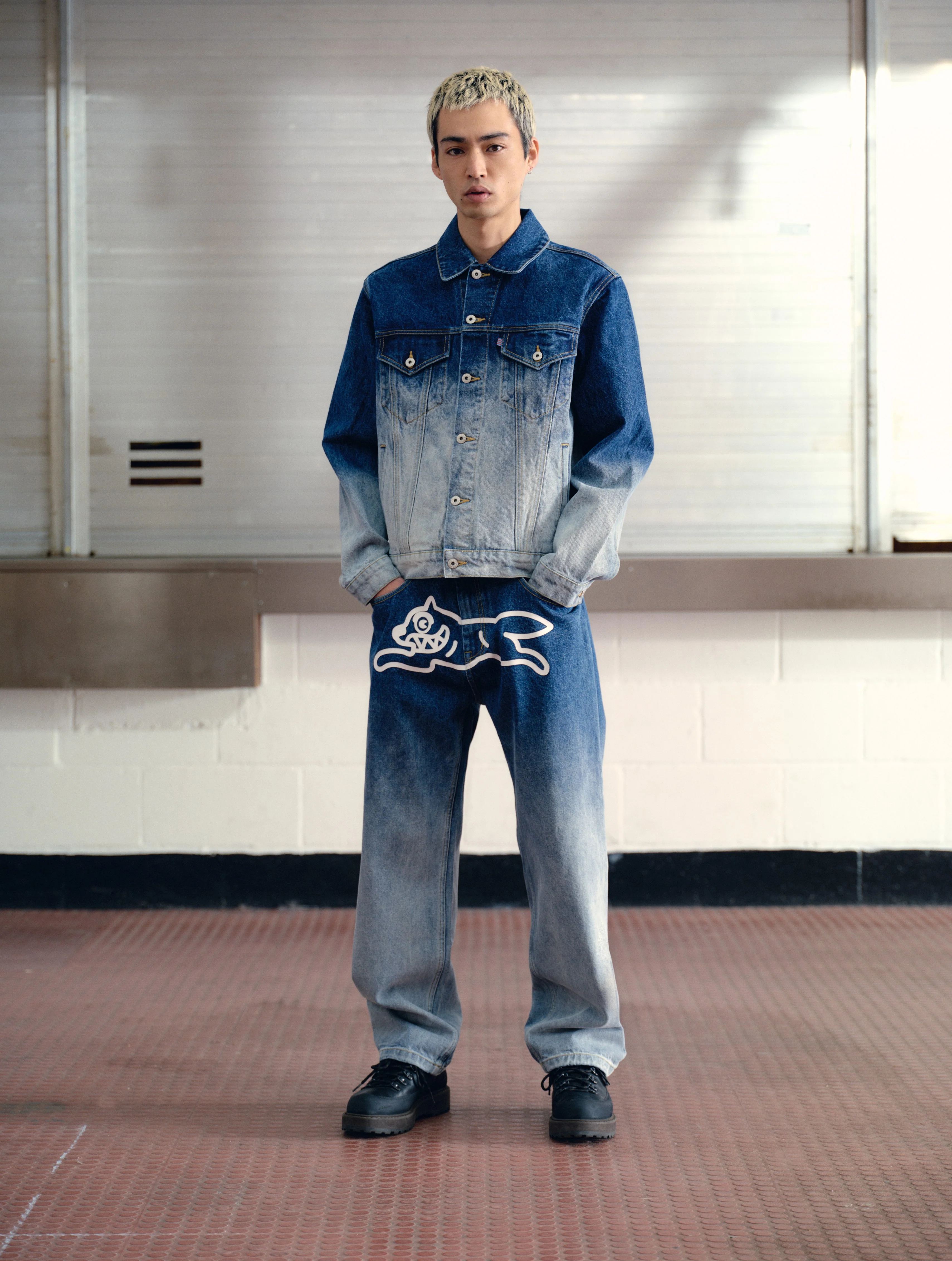 FADE OUT RUNNING DOG DOUBLE SCOOP DENIM PANTS - MID WASH BLUE - Image 2