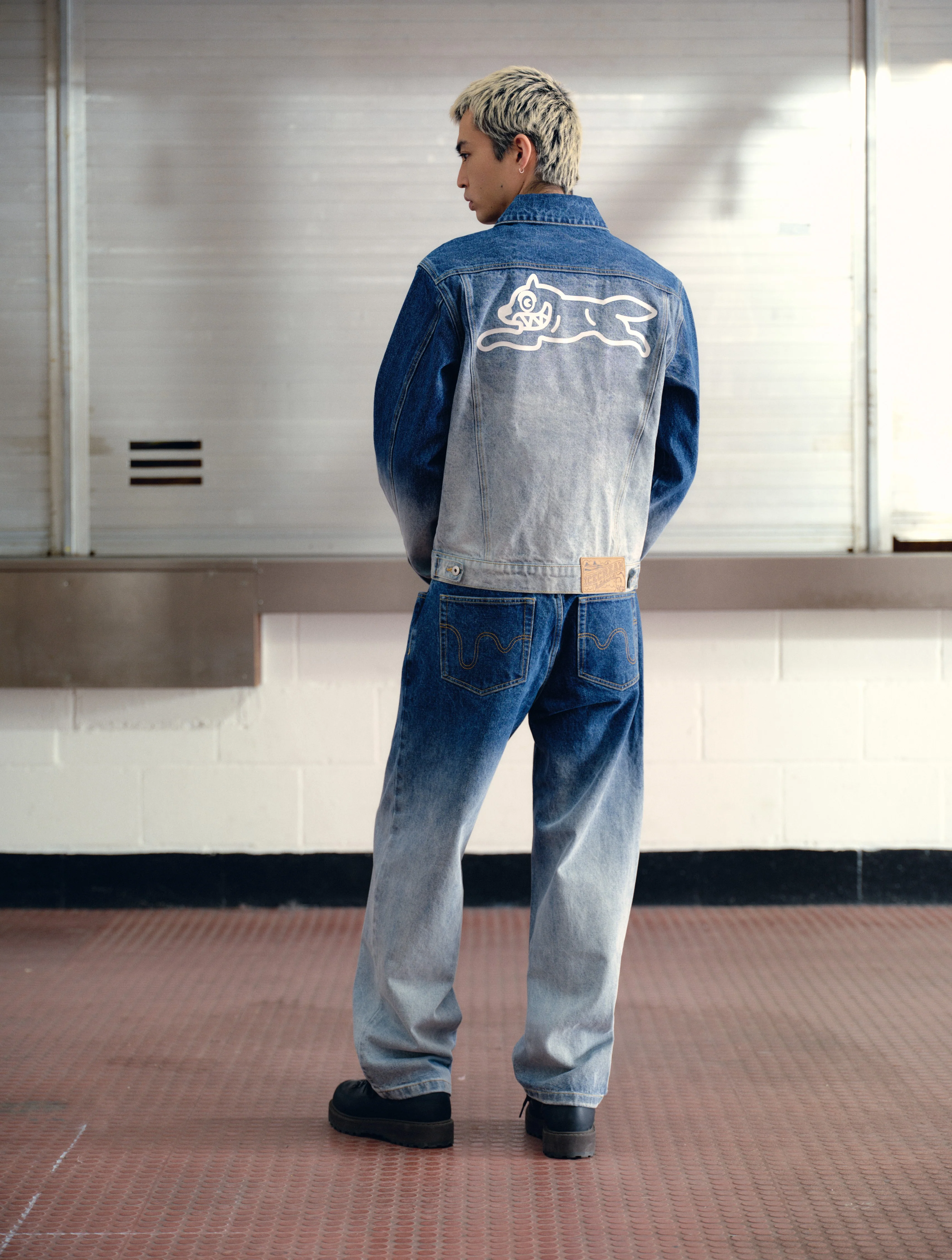 FADE OUT RUNNING DOG DOUBLE SCOOP DENIM PANTS - MID WASH BLUE - Image 3